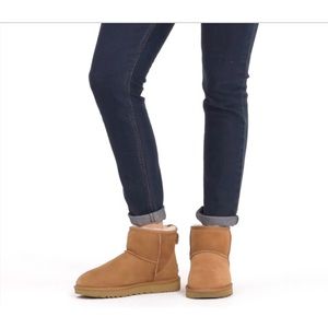 NWT Uggs Classic Mini ll Boot .Chestnut. Excellent condition!